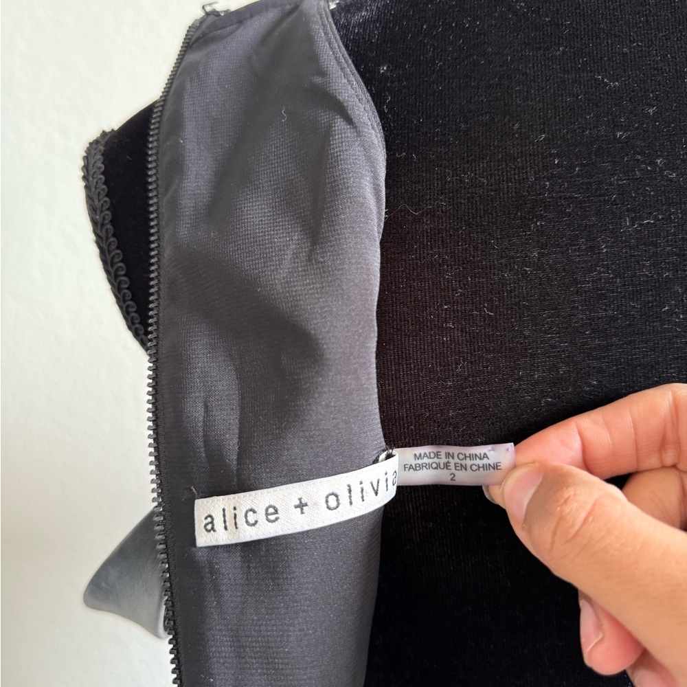 Alice + Olivia Elegant Black Sleeveless Dress - Picture 5 of 5